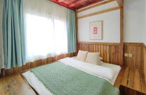 A bed or beds in a room at Just waiting for you-Tianmen mountαin-English reception-Book ticket service