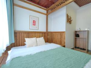 A bed or beds in a room at Just waiting for you-Tianmen mountαin-English reception-Book ticket service