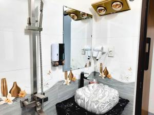 a corner of a room with a mirror at Huong Viet Hotel in Văn Chấn
