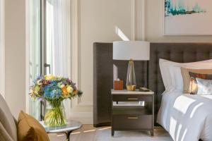 Postel nebo postele na pokoji v ubytování Corinthia Grand Hotel Astoria Brussels