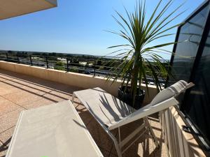 Cocon d'Ingril Penthouse vue mer的阳台或露台