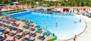 una grande piscina con un gruppo di persone di Relax Destinazioni Viaggio Struttura Abruzzo-Molise a Forlì del Sannio