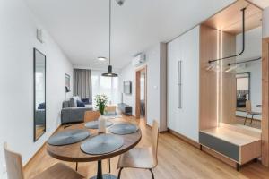 Kuchnia lub aneks kuchenny w obiekcie Akces APARTAMENTY KASPROWICZA 20C- BASEN, SAUNY, JACUZZI, SIŁOWNIA W CENIE - SCHWIMMBAD, SAUNEN, JACUZZI, FITNESSSTUDIO IM PREIS