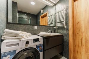Łazienka w obiekcie Akces APARTAMENTY KASPROWICZA 20C- BASEN, SAUNY, JACUZZI, SIŁOWNIA W CENIE - SCHWIMMBAD, SAUNEN, JACUZZI, FITNESSSTUDIO IM PREIS