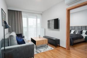 Część wypoczynkowa w obiekcie Akces APARTAMENTY KASPROWICZA 20C- BASEN, SAUNY, JACUZZI, SIŁOWNIA W CENIE - SCHWIMMBAD, SAUNEN, JACUZZI, FITNESSSTUDIO IM PREIS
