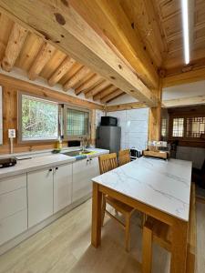 Kuchyň nebo kuchyňský kout v ubytování Hanok Stay - JukRokJungSa