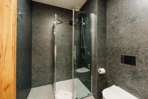 Łazienka w obiekcie Akces APARTAMENTY KASPROWICZA 20C- BASEN, SAUNY, JACUZZI, SIŁOWNIA W CENIE - SCHWIMMBAD, SAUNEN, JACUZZI, FITNESSSTUDIO IM PREIS