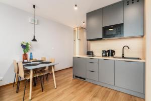Kuchnia lub aneks kuchenny w obiekcie Akces APARTAMENTY KASPROWICZA 20C- BASEN, SAUNY, JACUZZI, SIŁOWNIA W CENIE - SCHWIMMBAD, SAUNEN, JACUZZI, FITNESSSTUDIO IM PREIS