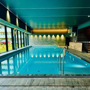 Bazén v ubytování Akces APARTAMENTY KASPROWICZA 20C- BASEN, SAUNY, JACUZZI, SIŁOWNIA W CENIE - SCHWIMMBAD, SAUNEN, JACUZZI, FITNESSSTUDIO IM PREIS nebo v jeho okolí