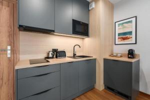 Kuchnia lub aneks kuchenny w obiekcie Akces APARTAMENTY KASPROWICZA 20C- BASEN, SAUNY, JACUZZI, SIŁOWNIA W CENIE - SCHWIMMBAD, SAUNEN, JACUZZI, FITNESSSTUDIO IM PREIS