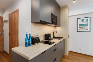 Kuchnia lub aneks kuchenny w obiekcie Akces APARTAMENTY KASPROWICZA 20C- BASEN, SAUNY, JACUZZI, SIŁOWNIA W CENIE - SCHWIMMBAD, SAUNEN, JACUZZI, FITNESSSTUDIO IM PREIS