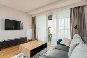TV a/nebo společenská místnost v ubytování Akces APARTAMENTY KASPROWICZA 20C- BASEN, SAUNY, JACUZZI, SIŁOWNIA W CENIE - SCHWIMMBAD, SAUNEN, JACUZZI, FITNESSSTUDIO IM PREIS