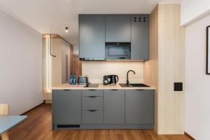 Kuchnia lub aneks kuchenny w obiekcie Akces APARTAMENTY KASPROWICZA 20C- BASEN, SAUNY, JACUZZI, SIŁOWNIA W CENIE - SCHWIMMBAD, SAUNEN, JACUZZI, FITNESSSTUDIO IM PREIS