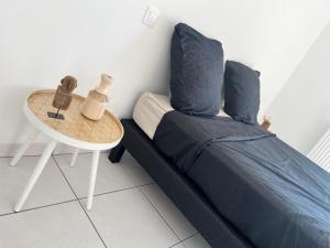 Cocon d'Ingril Penthouse vue mer客房内的一张或多张床位