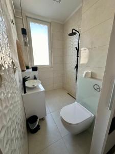 塞格德Mate Gold Apartment II的带马桶和水槽的白色浴室