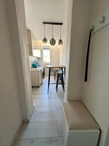 塞格德Mate Gold Apartment II的厨房兼餐厅，配有桌椅 更多1张照片