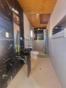 un baño con lavabo e inodoro en IG Suites & Apartment, en Cusco