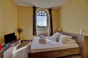 una camera da letto con un letto grande e una finestra di Le Richelieu - Magnifique duplex avec une vue Incroyable a Bordeaux