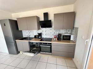 Cocon d'Ingril Penthouse vue mer的厨房或小厨房
