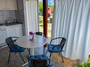 Fotografie z fotogalerie ubytování Robinson Ina 2 v destinaci Selca kod Bogomolja + 21 fotografií