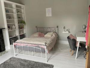 Ένα ή περισσότερα κρεβάτια σε δωμάτιο στο Beautiful family home with hot tub +36 φωτογραφίες