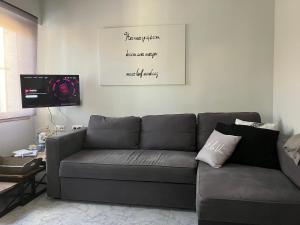 een woonkamer met een bank en een tv bij Villa South in Ciudad Quesada