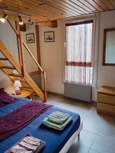 - une chambre avec un lit et un escalier en bois dans l'établissement Grand appartement proche port et plages, 6 à 8 pers, 3 chambres, climatisé, au Cap d'Agde