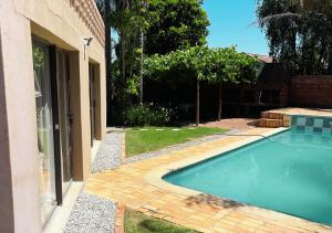 una piscina en un patio al lado de una casa en Molenhof, en Somerset East