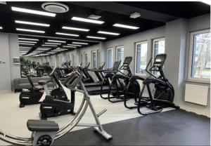Centrum fitness w obiekcie Akces APARTAMENTY KASPROWICZA 20C- BASEN, SAUNY, JACUZZI, SIŁOWNIA W CENIE - SCHWIMMBAD, SAUNEN, JACUZZI, FITNESSSTUDIO IM PREIS
