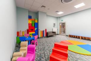 Klub dla dzieci w obiekcie Akces APARTAMENTY KASPROWICZA 20C- BASEN, SAUNY, JACUZZI, SIŁOWNIA W CENIE - SCHWIMMBAD, SAUNEN, JACUZZI, FITNESSSTUDIO IM PREIS