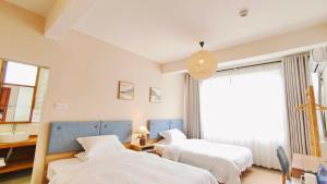 Rúm í herbergi á Cozy Li Riverside Inn
