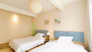 Rúm í herbergi á Cozy Li Riverside Inn