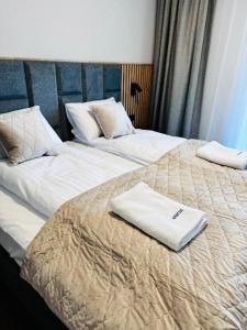 Łóżko lub łóżka w pokoju w obiekcie Akces APARTAMENTY KASPROWICZA 20C- BASEN, SAUNY, JACUZZI, SIŁOWNIA W CENIE - SCHWIMMBAD, SAUNEN, JACUZZI, FITNESSSTUDIO IM PREIS