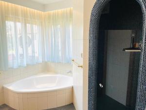 Koupelna v ubytování Maisonette Adelrun