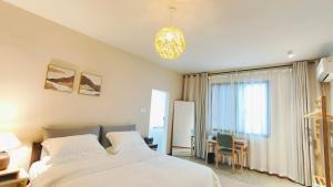 Postel nebo postele na pokoji v ubytování Cozy Li Riverside Inn