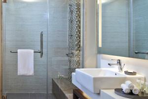 Courtyard by Marriott Bali Seminyak Resort的一间浴室