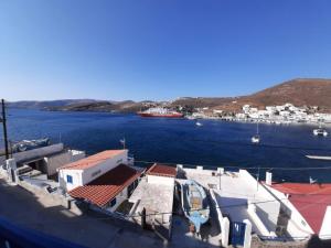 a boat docked in a large body of water at ΡΟΜΑΝΤΖΑ δωμάτιο 6 in Mérikhas