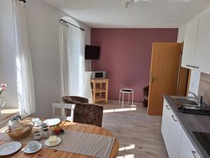 Kuchyň nebo kuchyňský kout v ubytování Hotel Heilbrunnen