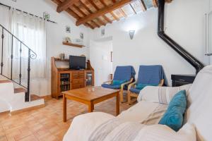 デルテブレにあるCaseta Montanyanaのソファとテーブルのあるリビングルーム