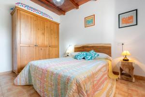 デルテブレにあるCaseta Montanyanaのベッドと木製のキャビネットのある寝室