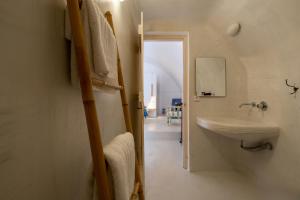 un baño con lavabo y espejo en Art Canava Luxury Villas, en Fira 65 fotos más