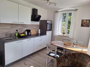 Kuchyň nebo kuchyňský kout v ubytování Hotel Heilbrunnen