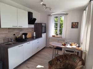 Kuchyň nebo kuchyňský kout v ubytování Hotel Heilbrunnen
