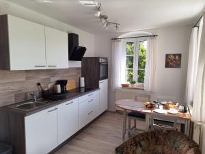 Kuchyň nebo kuchyňský kout v ubytování Hotel Heilbrunnen