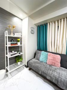 Ένα ή περισσότερα κρεβάτια σε δωμάτιο στο Serenity Loft, near QC's Vibrant Scene and Dining +3 φωτογραφίες