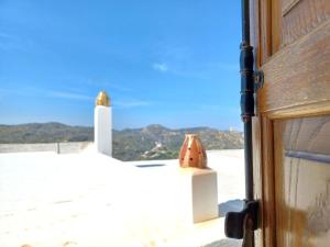 una porta che dà su una stanza con vista sull'oceano di Skyros BnB Little Horse in Skyros Town a Skiros