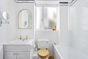 een witte badkamer met een toilet en een wastafel bij Cherub Cottage located in the centre of Historic Dartmouth in Dartmouth +29 foto's