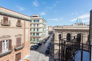 widok na ulicę miejską z budynkami w obiekcie Santa Cecilia Apartment by Wonderful Italy w mieście Palermo