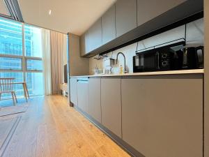 una cucina con piano di lavoro e forno a microonde di Samsung Coex House a Seul