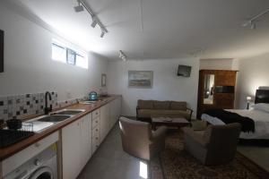 Кухня или мини-кухня в Cottage in Nelspruit
